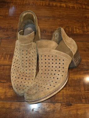 Earth Women's Tan Suede Perforated Chukka Boots